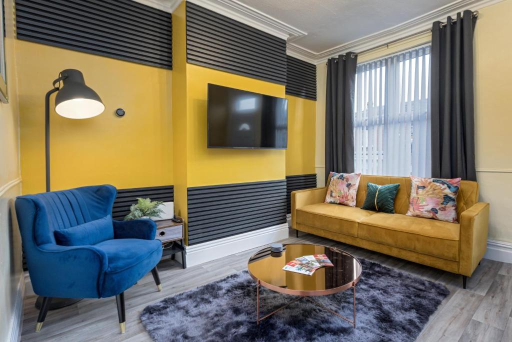 Una sala de estar con paredes amarillas y un sofá y una mesa. en Heart of the City-Flexi Cancellations-Central Hub, en Sheffield