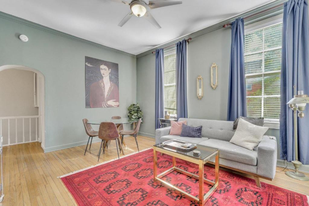 Un lugar para sentarse en Old America by Lucky Savannah