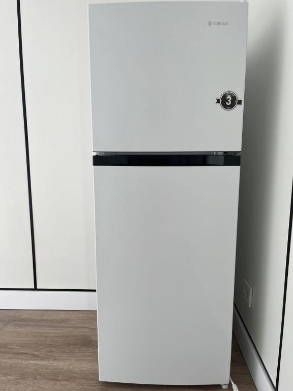 アルマトイにあるVillaの白い冷蔵庫付きのキッチン