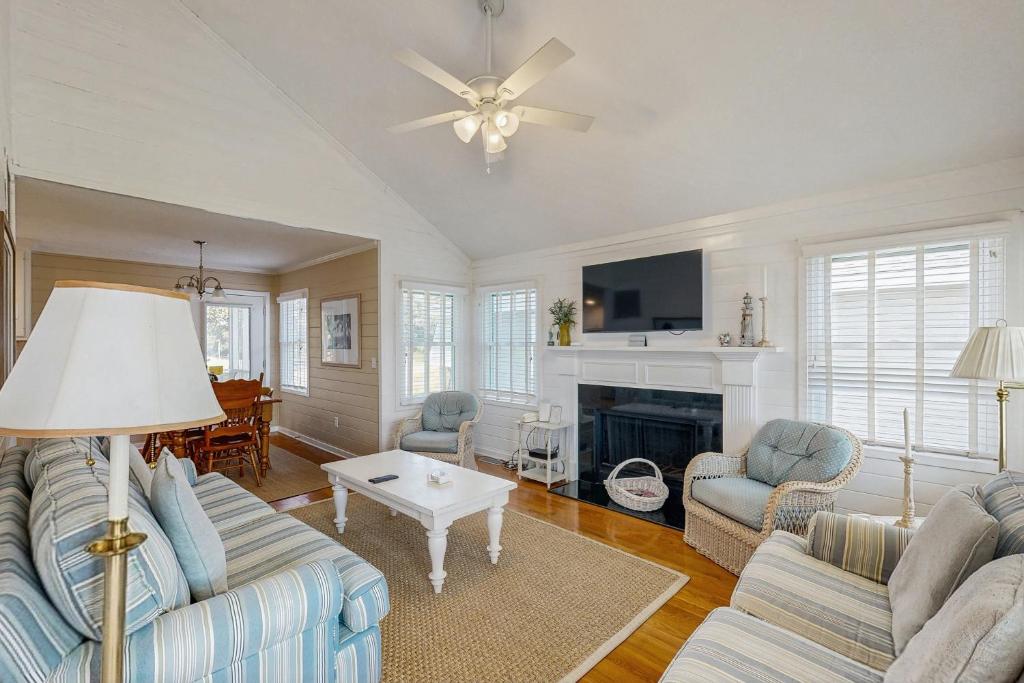 een woonkamer met een bank en een open haard bij Pelican Bay 42 in Isle of Palms