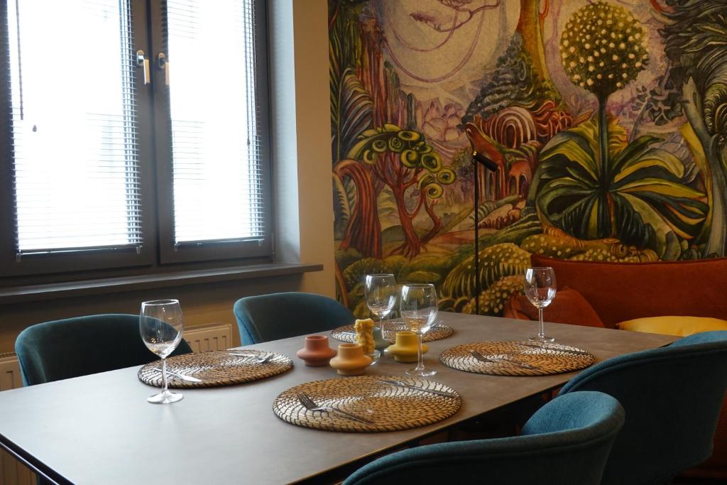 ein Tisch in einem Restaurant mit Weingläsern darauf in der Unterkunft Smoleńsk 33 Luxury Apartment in Krakau