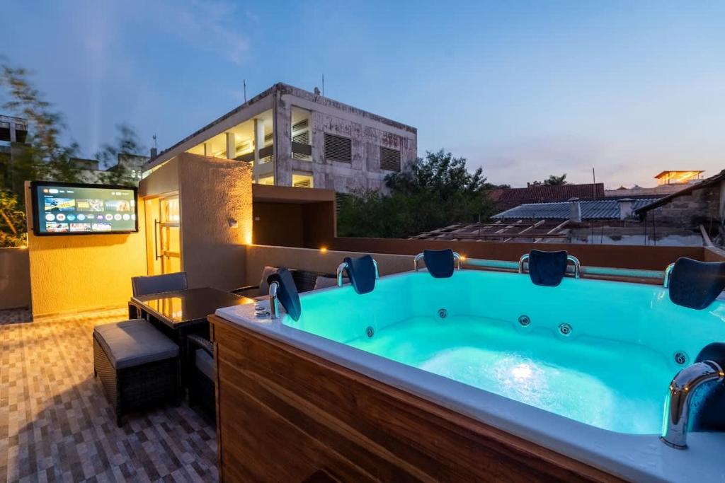 une baignoire jacuzzi au-dessus d'un bâtiment dans l'établissement 7BR Walled City Diamond Villa - Rooftop Heated Jacuzzi, à Carthagène des Indes