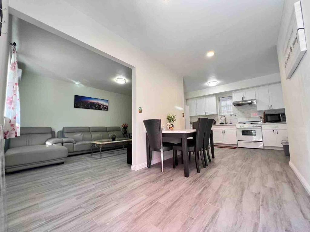 Køkken eller tekøkken på Hacienda New Remodeled 17miles-Disney