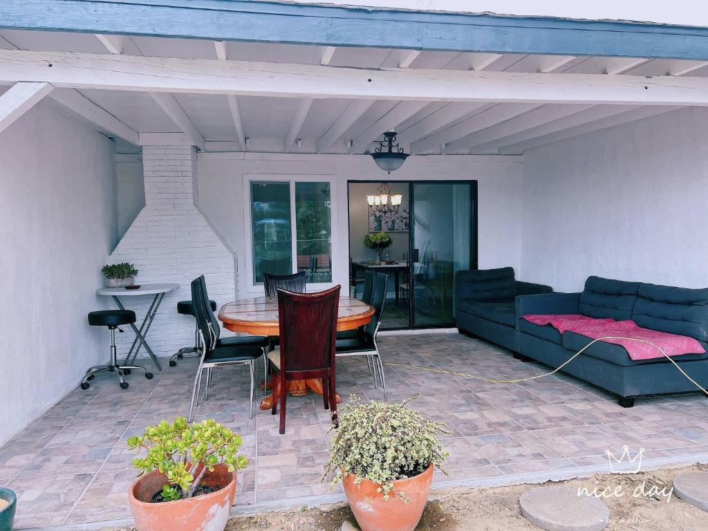 Posezení v ubytování Rowland HTS new remodeled house,15miles to Disney