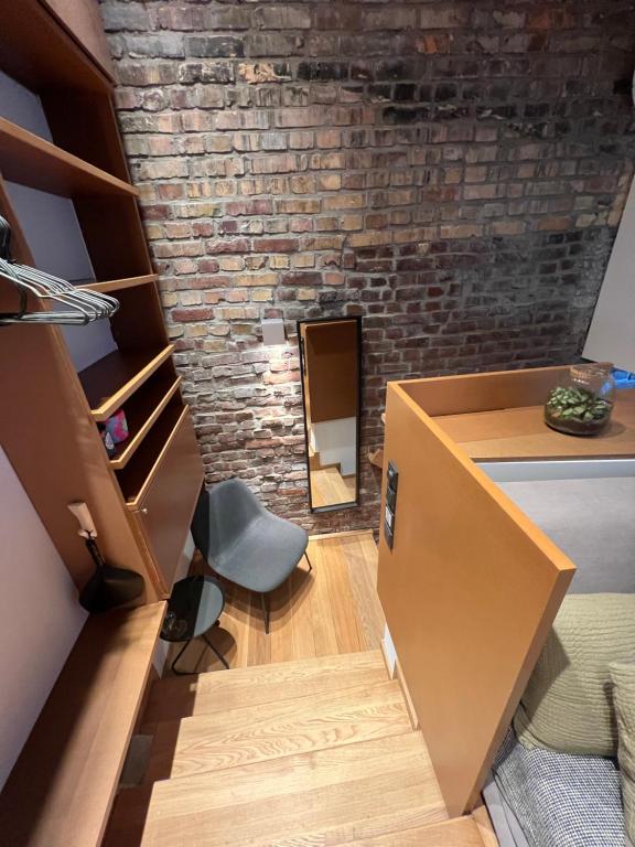 Khu vực ghế ngồi tại zons22 I TheTinySpace Architekten Apartment im Denkmal