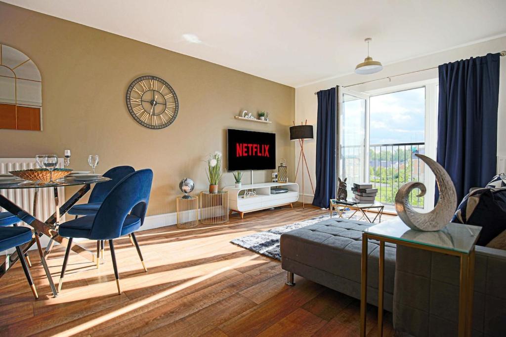 Μια τηλεόραση ή/και κέντρο ψυχαγωγίας στο Stylish Apartment with Self-Check-In, Juliet Balcony, Fast WIFI, Smart TVs and Free Parking by Yoko Property