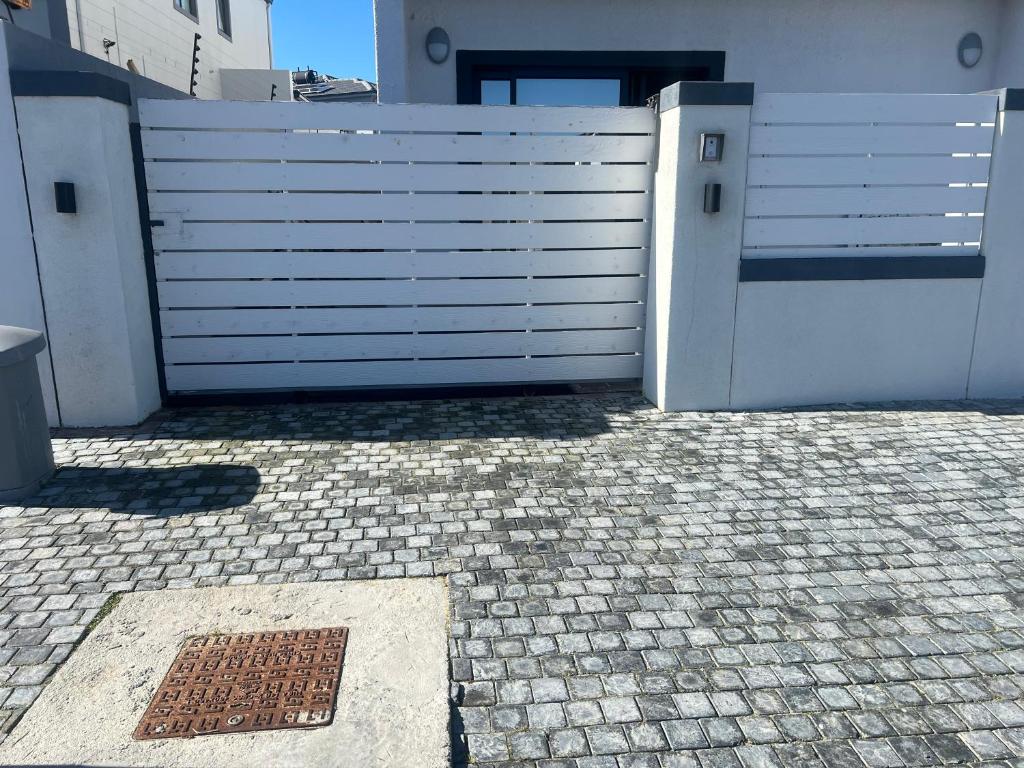 Gambar di galeri bagi Luxury Ensuite Bachelor Pad with Separate Entrance & Gate - Maximum Privacy Guaranteed! di Cape Town