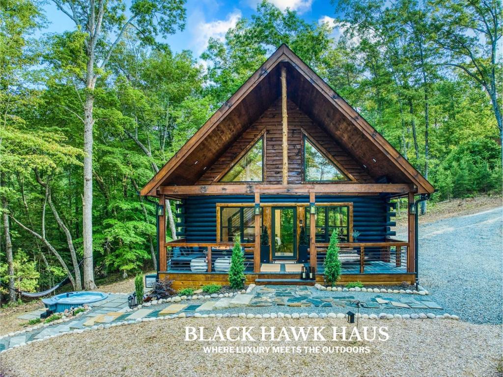 une petite cabane en rondins dans les bois dans l'établissement Cozy Chic Retreat Hot Tub, King Beds, Fire Pit, à Morganton