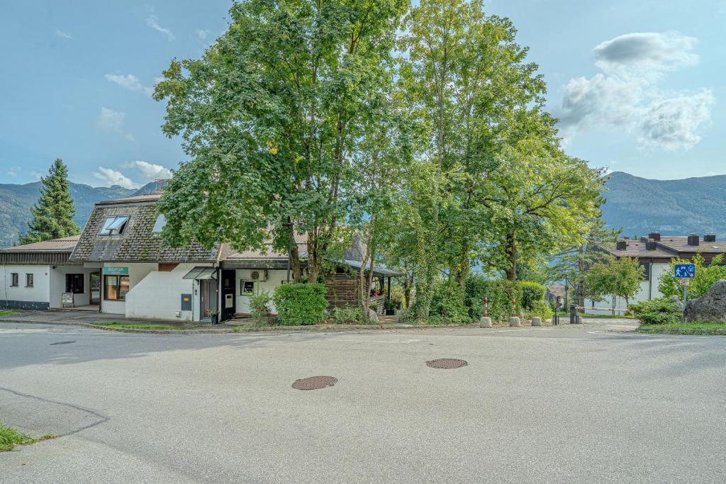 Nespecifikovaný výhled na hory nebo výhled na hory při pohledu z prázdninového domu