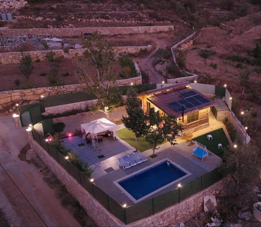 una vista dall'alto di una casa con piscina di The Wood House a Maasser El Chouf