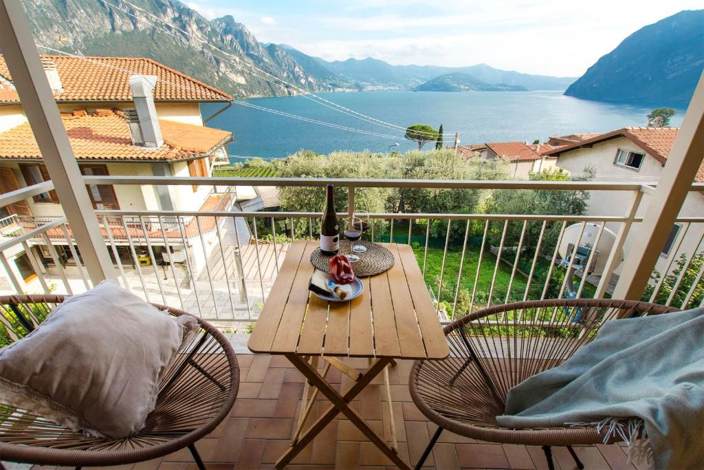 リーヴァ・ディ・ソルトにあるBellavista Rivaの水辺の景色を望むバルコニーのテーブル