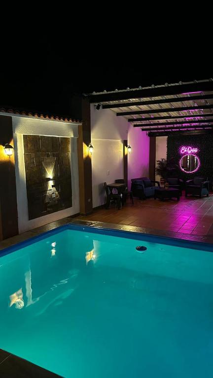 Πισίνα στο ή κοντά στο Hotel Oasis Premiun Sevilla