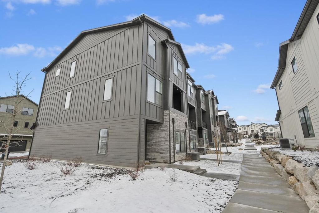 una casa grande en la nieve en una calle en The Happy Place near Snowbasin, en Morgan