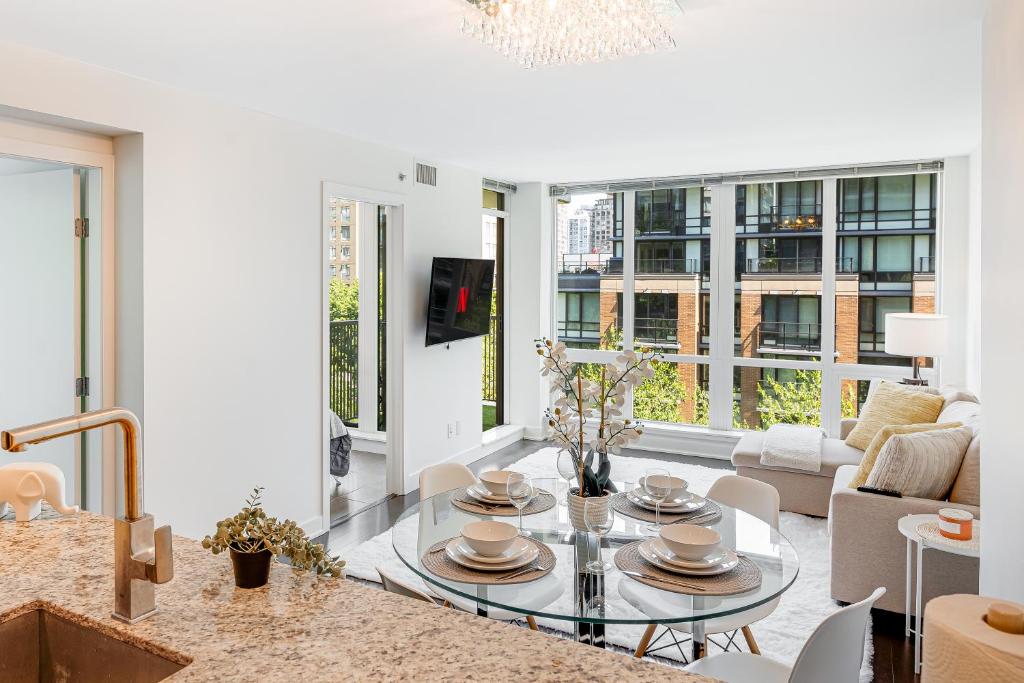 TV a/nebo společenská místnost v ubytování Modern 3BR Condo near BC Place and Rogers Arena