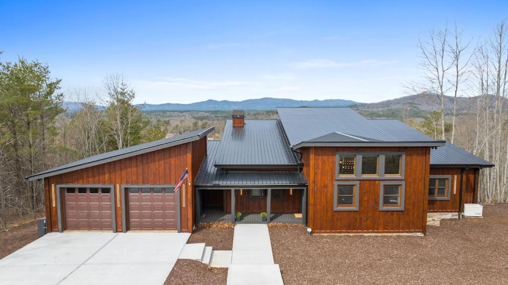 ein großes Holzhaus mit Garage in der Unterkunft Ultra Luxury Cabin, Stunning Mtn Views, Game room in Mineral Bluff