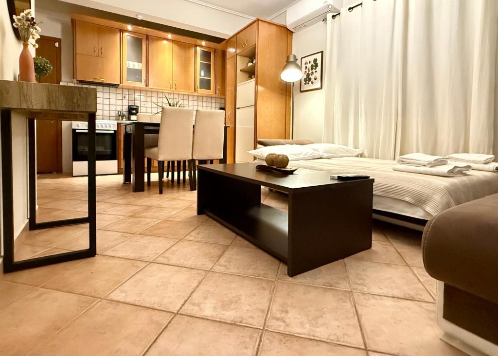 un soggiorno con un letto e una sala da pranzo di CW Flat a Alexandroupoli