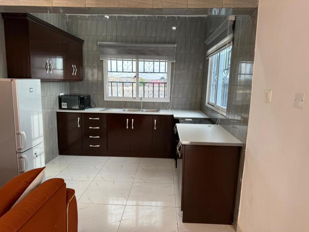 eine Küche mit Spüle und Kühlschrank in der Unterkunft Gayern Apartments 