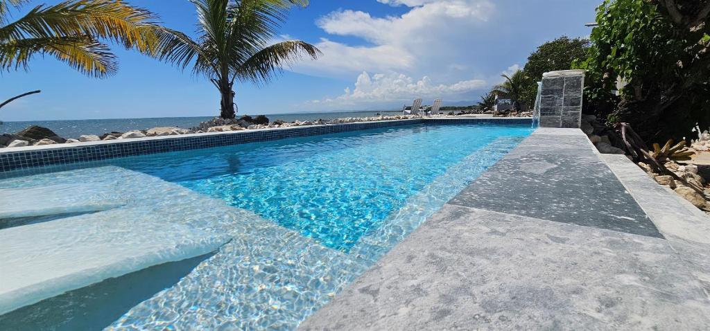 La alberca dentro o cerca de NEW Stunning Oceanfront Home with beautiful sunsets
