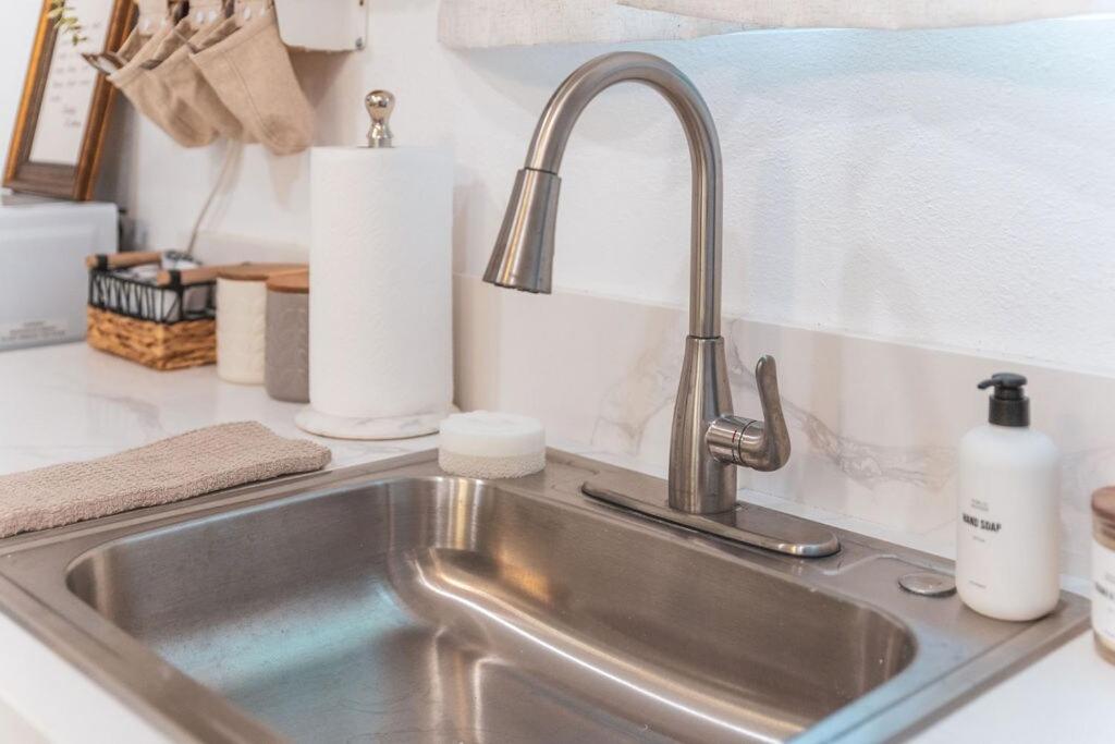 Η κουζίνα ή μικρή κουζίνα στο Welcoming Claremont Studio With Private Yard and Pool Spa