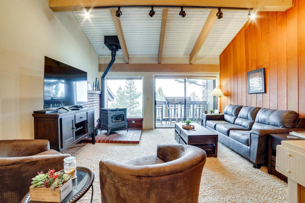 a living room with leather furniture and a fireplace at Walk to Ski Lift Mtn-View Condo in Mammoth Lakes in Mammoth Lakes