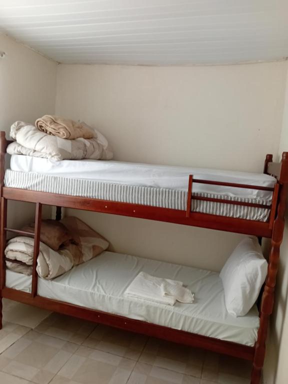 2 literas en una habitación pequeña con toallas en Casa térreo, en São José dos Pinhais