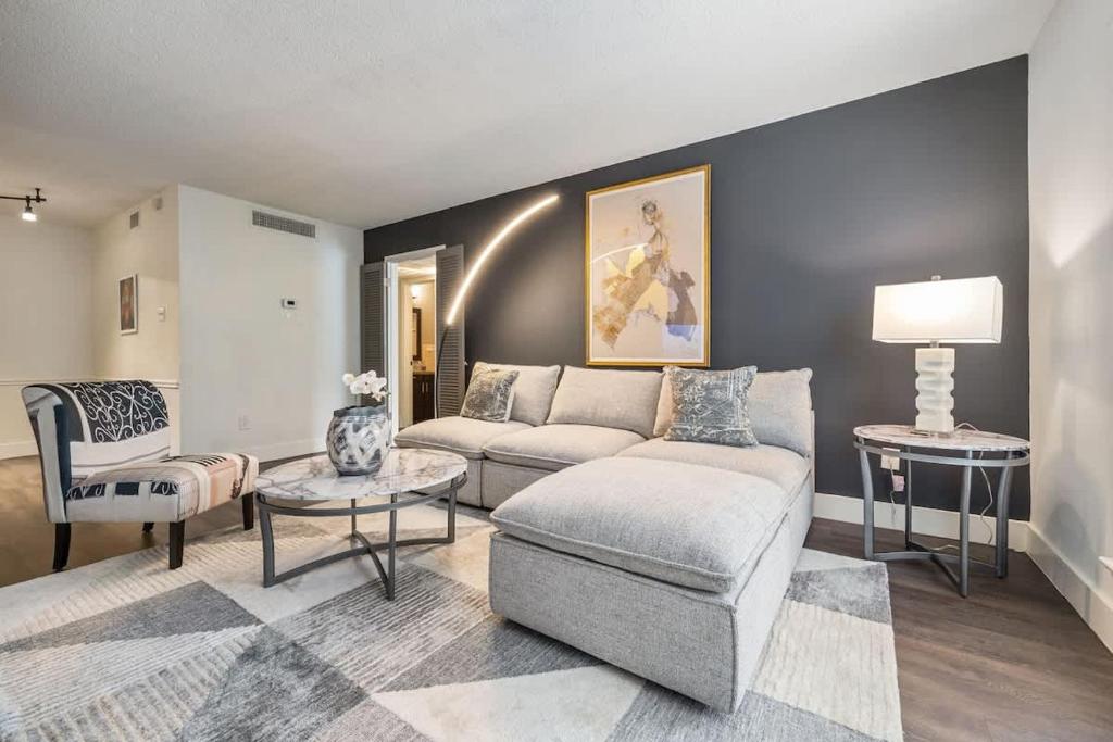 Curated visual reference: Picture Idea: Special 2Br Galleria Condo Pool View Private Entrance Houston Updated