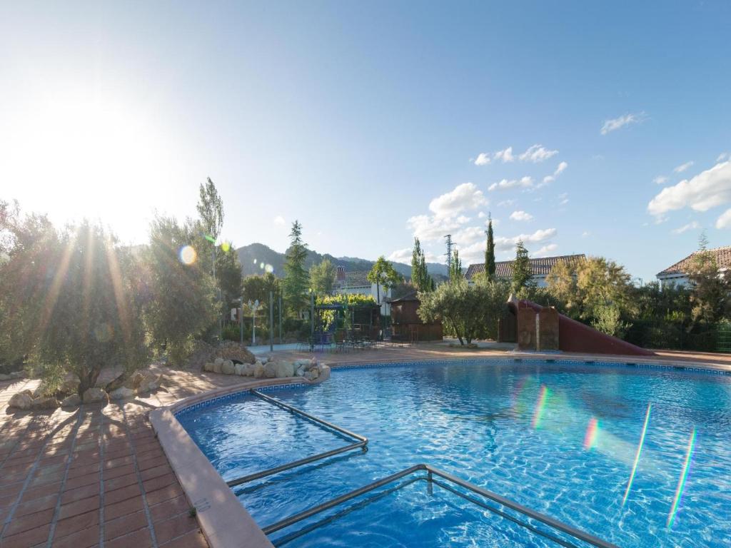 ein Swimmingpool in einem Ferienort bei Sonnenschein in der Unterkunft Vacation House Near Bolera Reservoir in Cuenca
