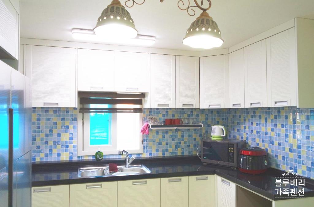 Kuchyň nebo kuchyňský kout v ubytování Geoje Blueberry Pension