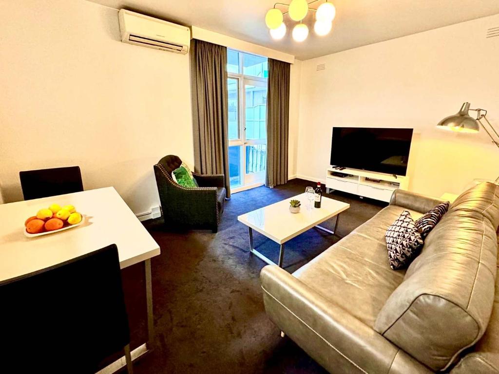 Μια τηλεόραση ή/και κέντρο ψυχαγωγίας στο 1 Bdrm With Parking, Walk to Beach