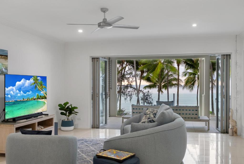 TV a/nebo společenská místnost v ubytování Aqua Aura - Bask in Beachfront Living