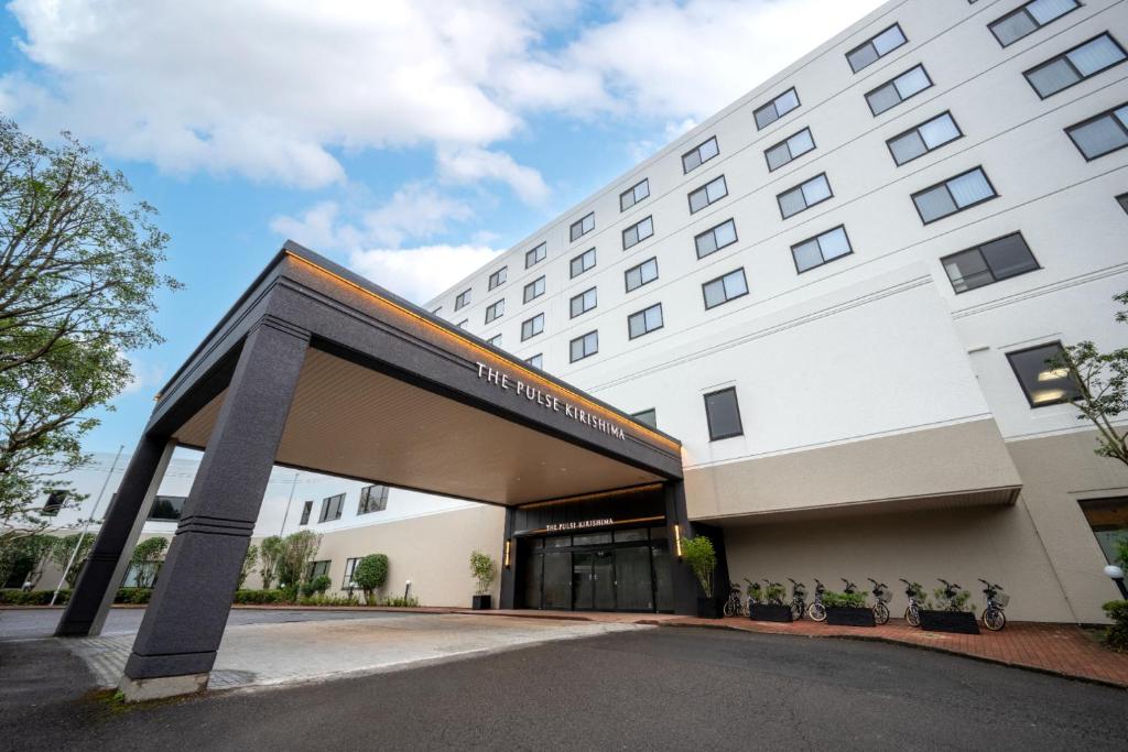 ein Hotelgebäude mit einem Schild mit der Aufschrift „Hampton Inn“ in der Unterkunft The Pulse Kirishima- Opening in 16th Aug 2025 in Kirishima