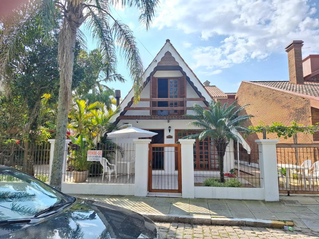 a house with a gate and a fence at Linda Cabana 3 Quartos a 50m da Praia in São Lourenço do Sul