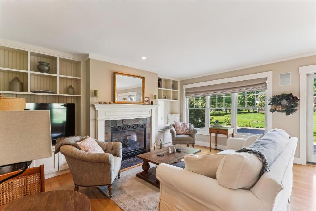 Elle comprend un salon doté d'un mobilier blanc et d'une cheminée. dans l'établissement Landmark Meadows, à Stowe Fork