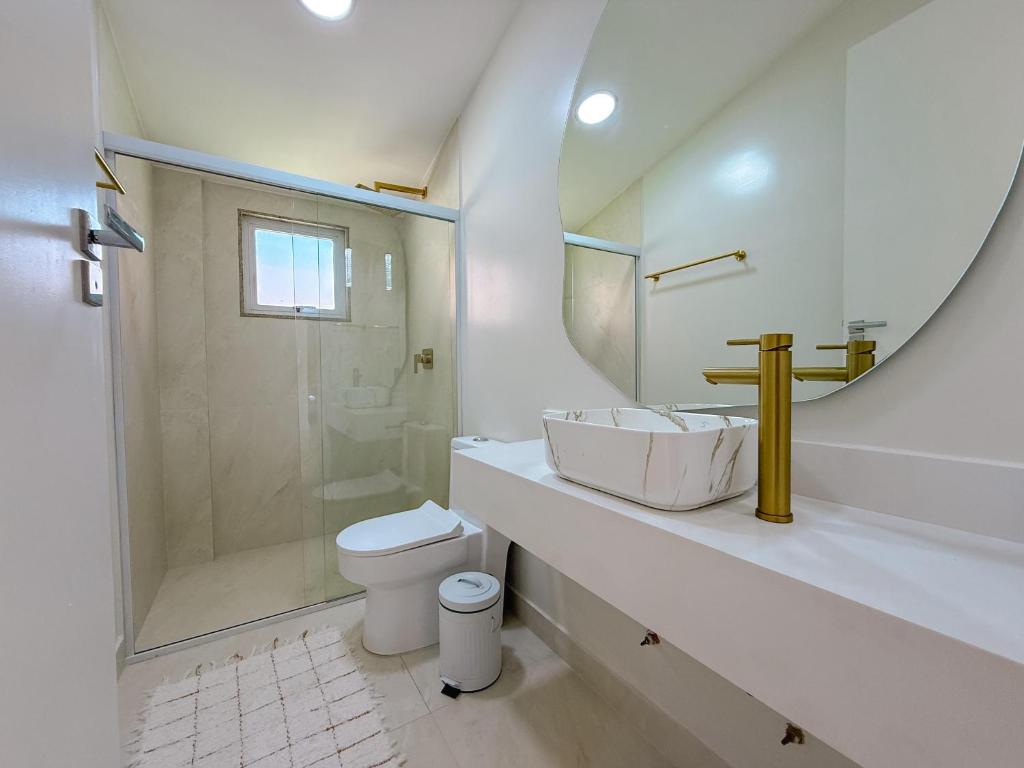 Casa Paraíso في بوزيوس: حمام مع حوض ومرحاض ودش