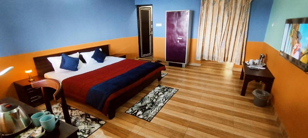 a hotel room with a bed and a desk and a room at Aasara Homestay Bhimtal in Bhīm Tāl