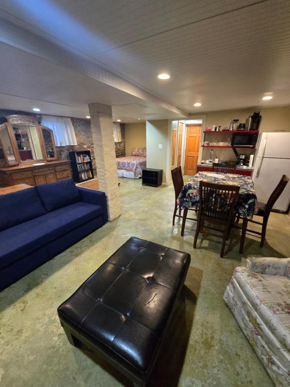 ミルウォーキーにあるCozy Studio on the fashionable East Sideの青いソファとテーブルのあるリビングルーム