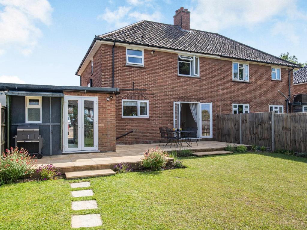Casa de ladrillo con patio y patio en Woodland, en Sheringham