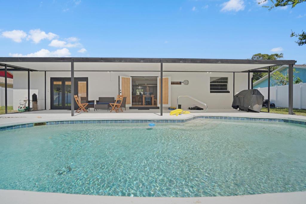 Relaxing Coastal POOL Home 10 min to the Beach Pets stay free, Palm ...