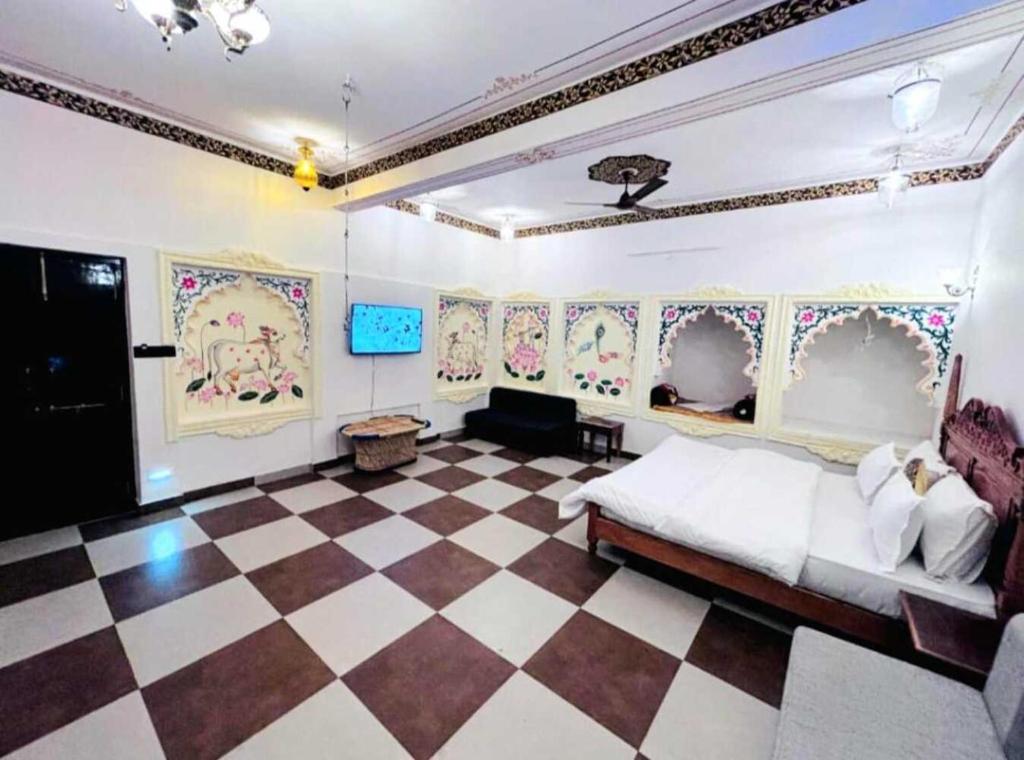 Un dormitorio con una cama y un suelo de cuadros. en Haveli near the lake, en Udaipur