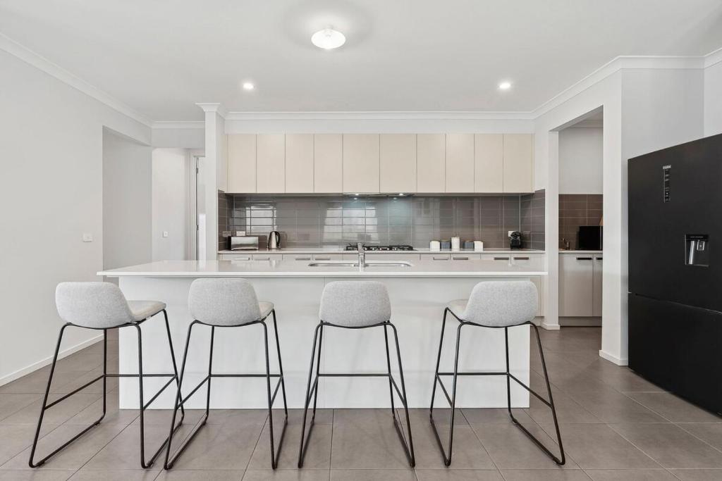 Una cocina o cocineta en Space, Style & Serenity