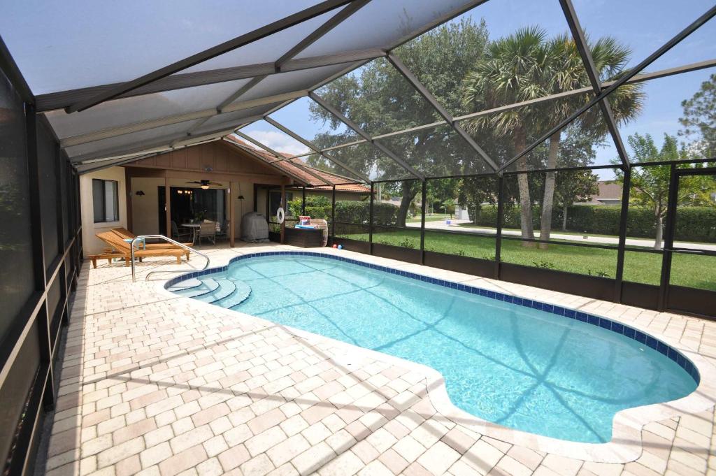 Πισίνα στο ή κοντά στο Canal Front Pool Home in Palm Coast