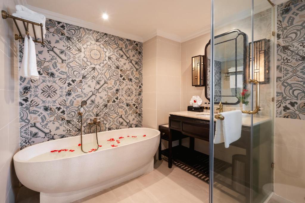 Suite Giường Cỡ King Có Ban Công Và Nhìn Ra Sông