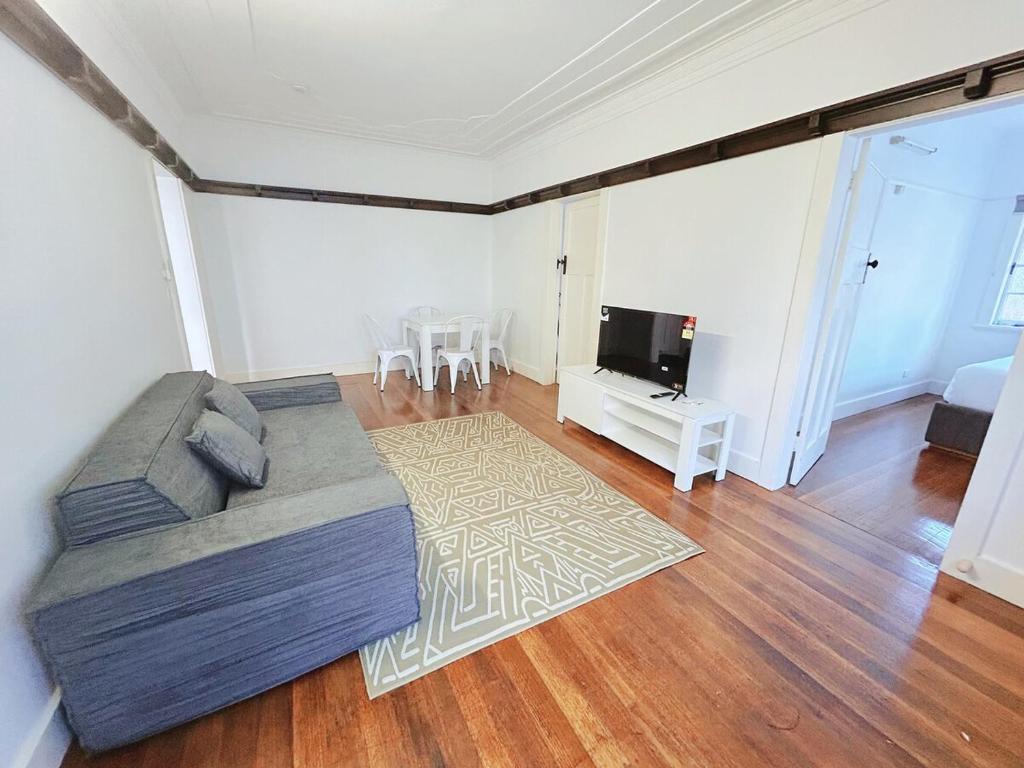 Телевизор и/или развлекательный центр в Walk to Southbank Brisbane City Art Deco House