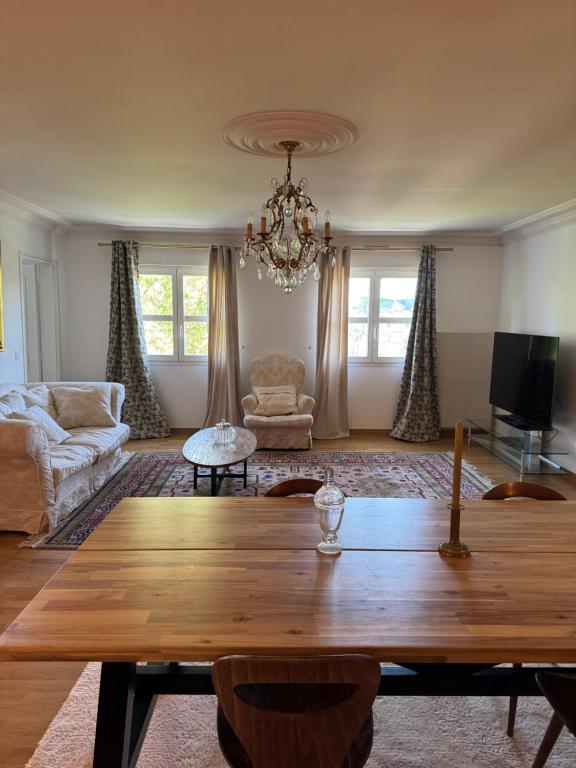 TV a/nebo společenská místnost v ubytování Calme et élégance au cœur de Tours