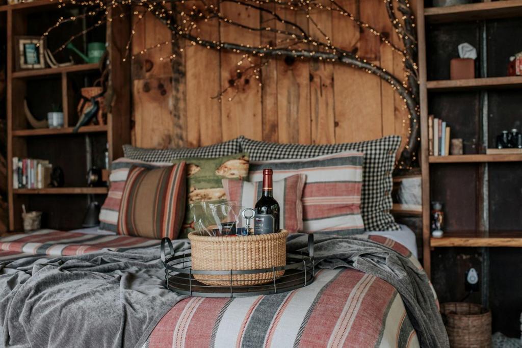 ein Bett mit einem Korb mit Weinflaschen drauf in der Unterkunft Mountaintop Tree House Retreat With Scenic Views Close to Chattanooga and Tennessee Valley, Georgia in Ringgold