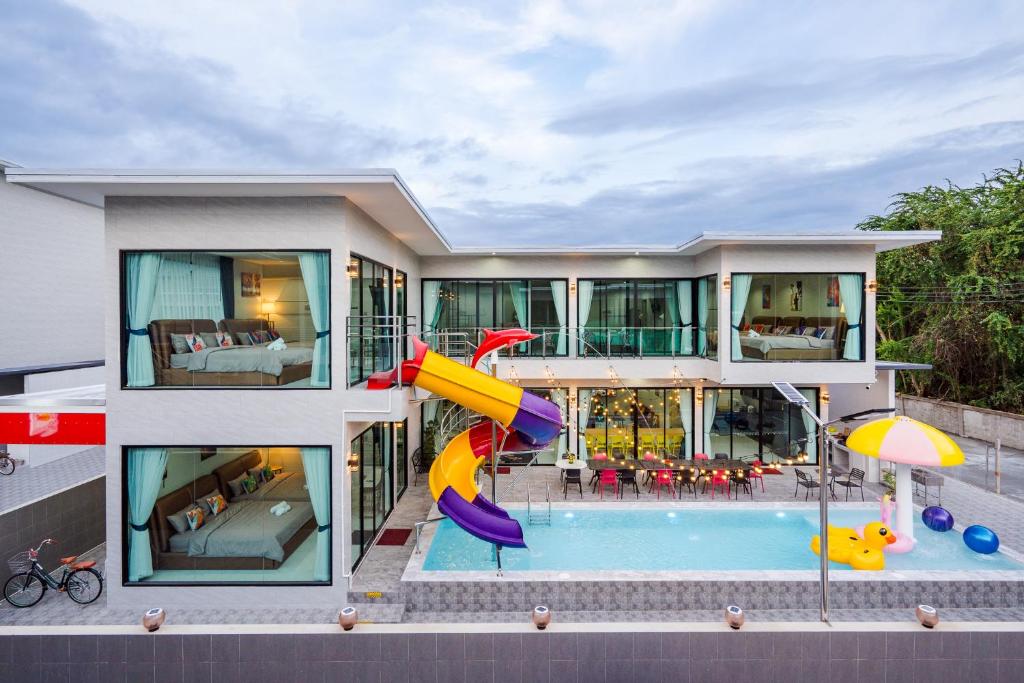 een huis met een glijbaan in het zwembad bij Love U Pool Villa Hua Hin-Pet Friendly House in Hua Hin