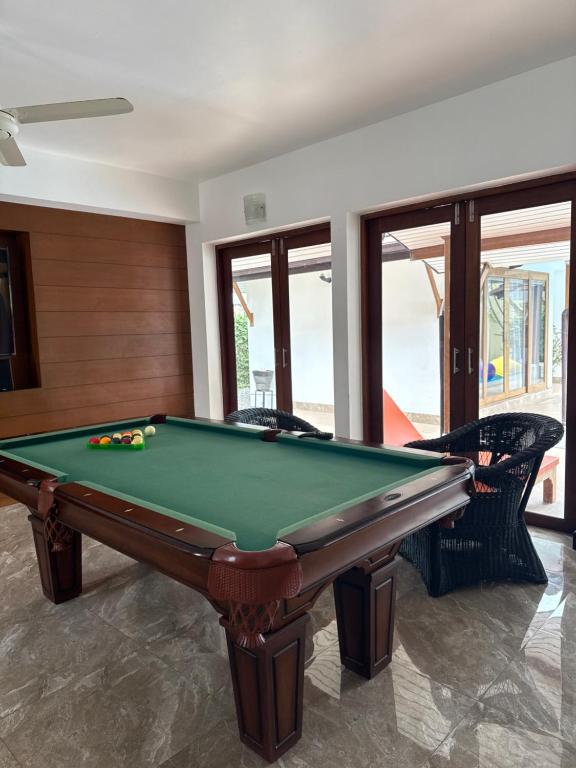 Una mesa de billar en Rusto Villa