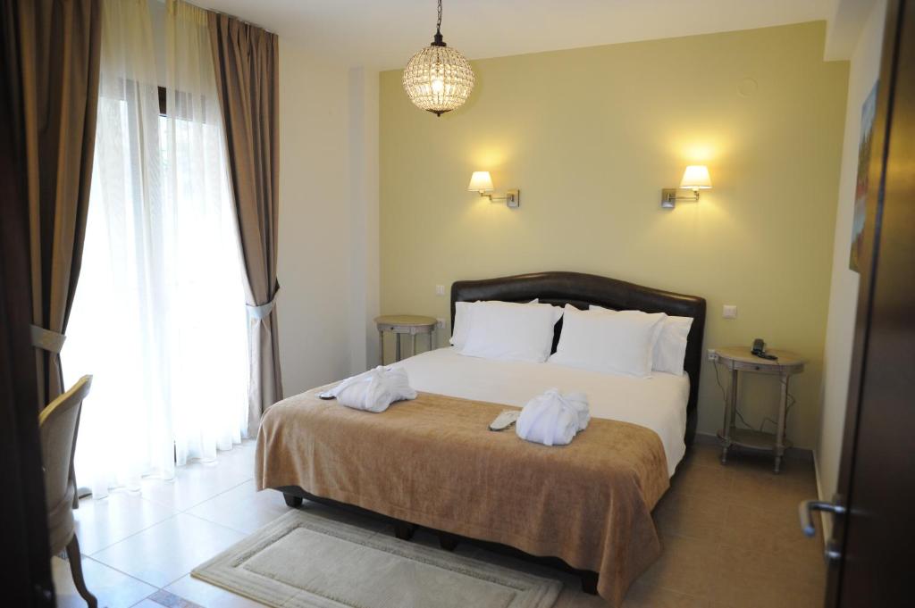Postel nebo postele na pokoji v ubytování Agapi Luxury Hotel
