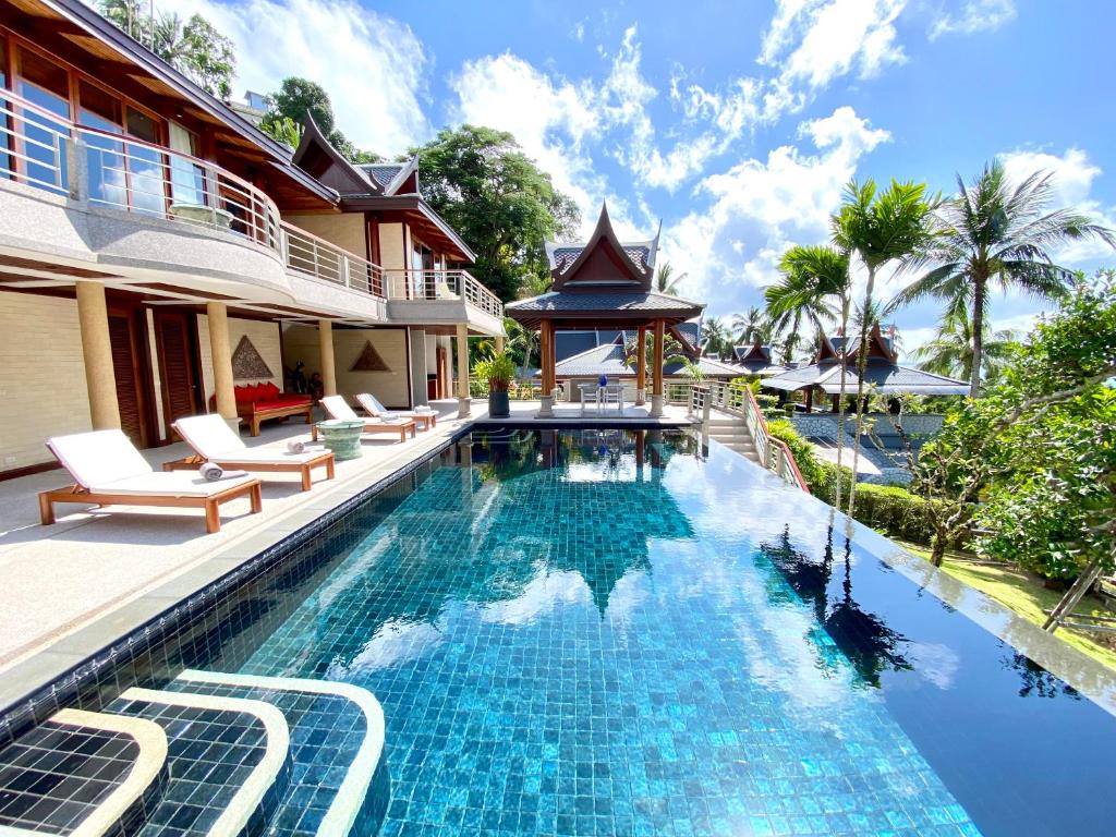 Piscina de la sau aproape de Luxury Seaview Villa Surin Beach Phuket