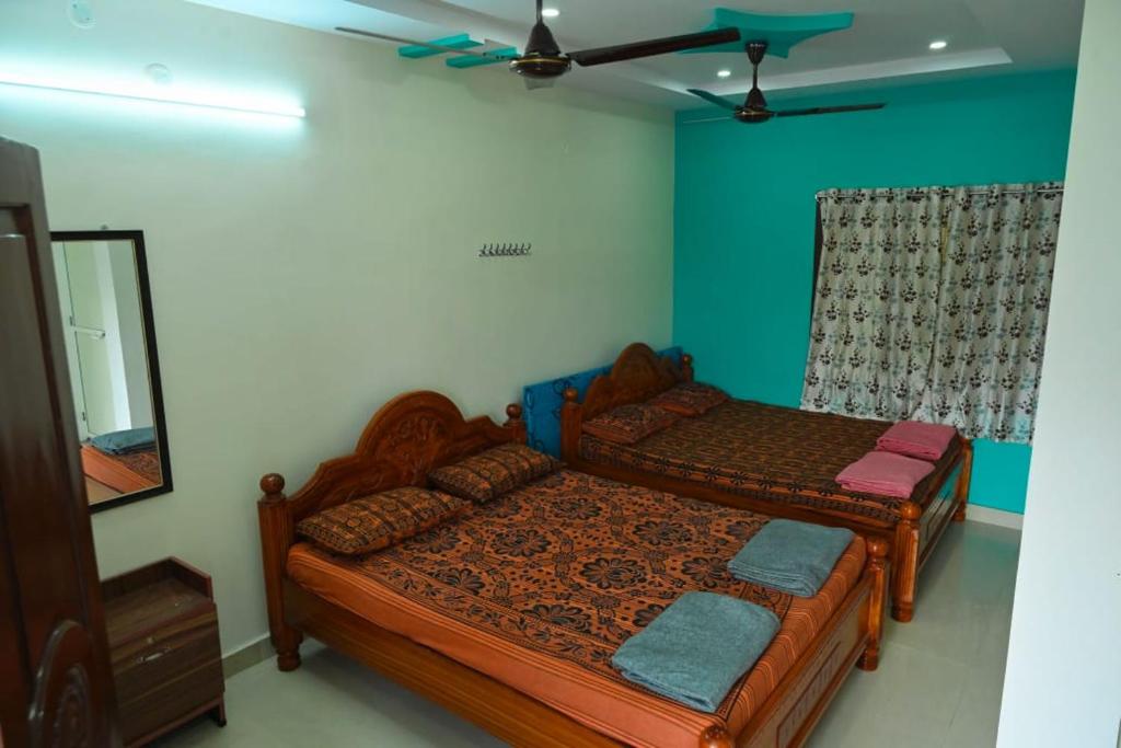 a bedroom with a bed and a mirror in it at Sri Dattatreya Nivas in Pithāpuram
